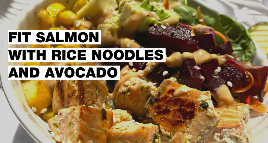 Fit losos s rýžovými nudlemi a avokádem